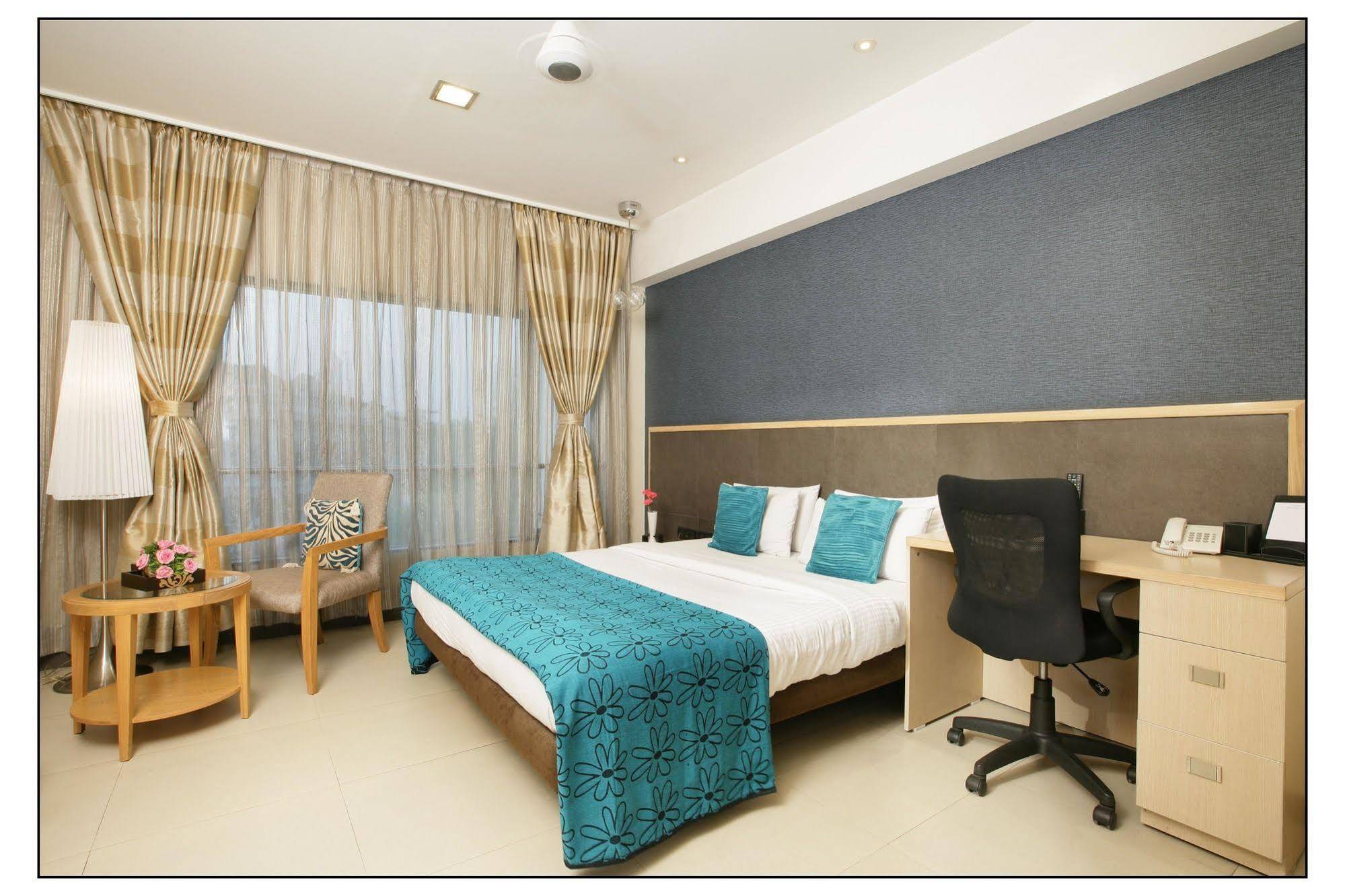 The Sirona Hotel Pune Exteriör bild