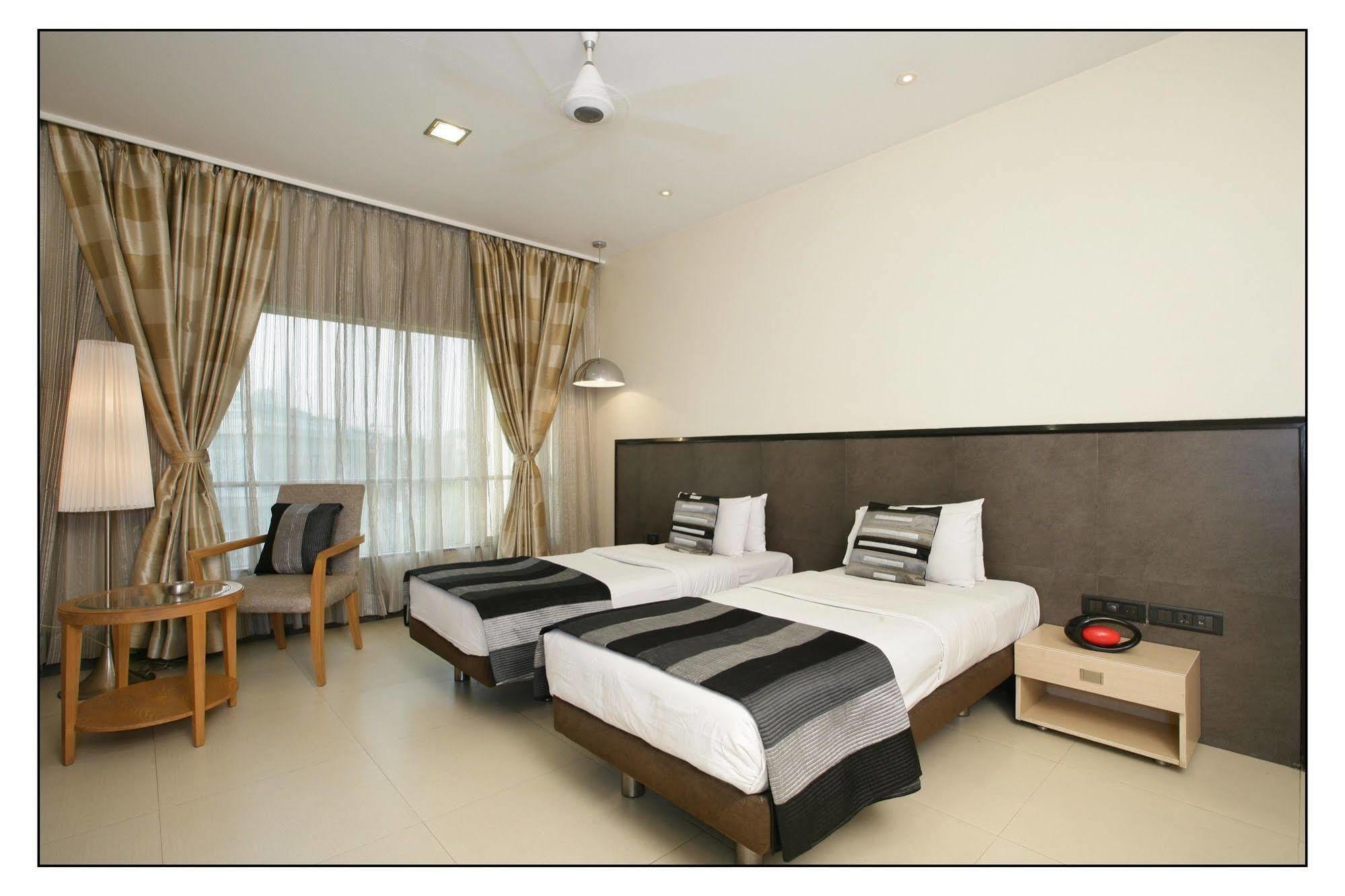 The Sirona Hotel Pune Exteriör bild