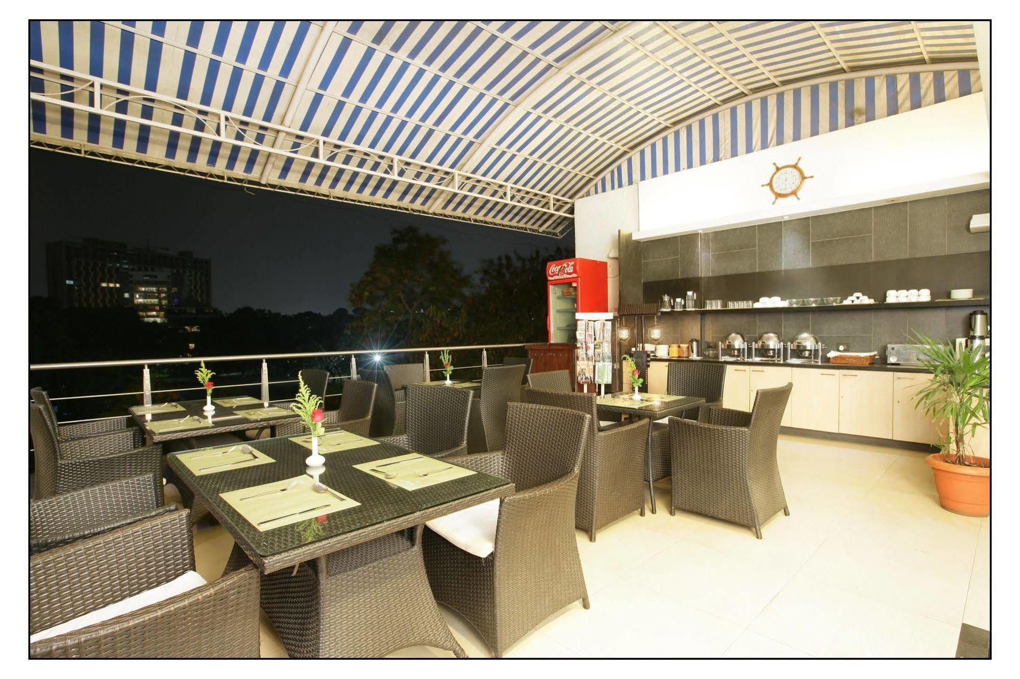 The Sirona Hotel Pune Exteriör bild